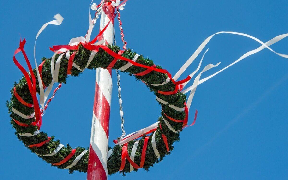 Ein Maibaum im Wind Ein Maibaum im Wind